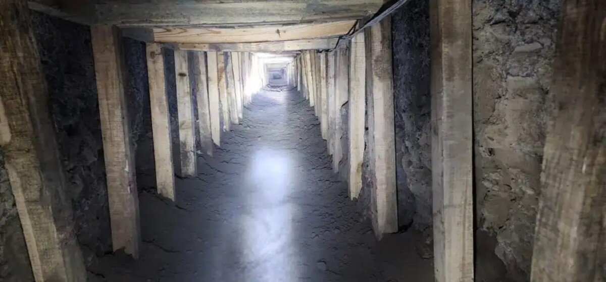 Túnel de huachicol que conduce a Estados Unidos.
