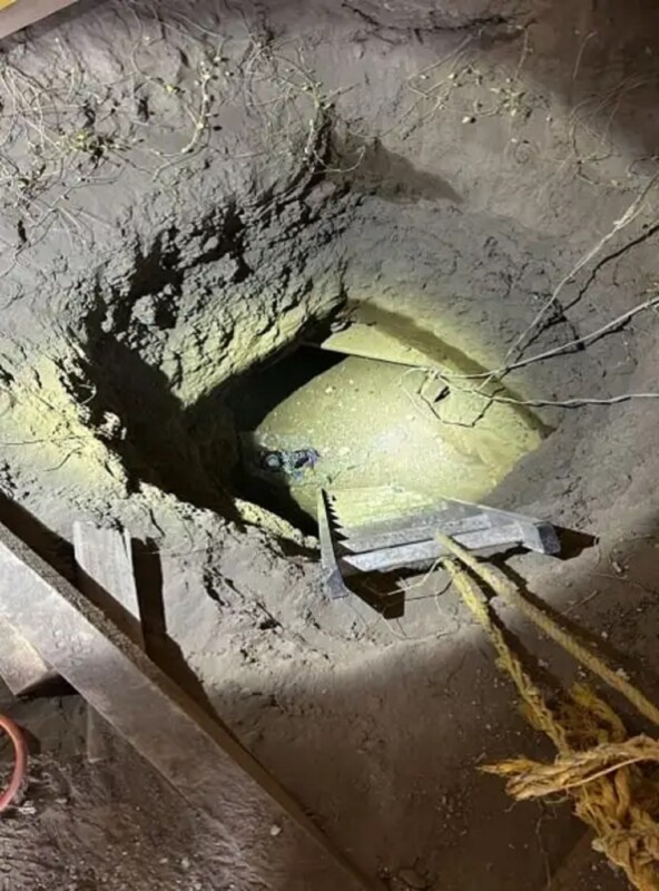 Túnel de huachicol que conduce a Estados Unidos.
