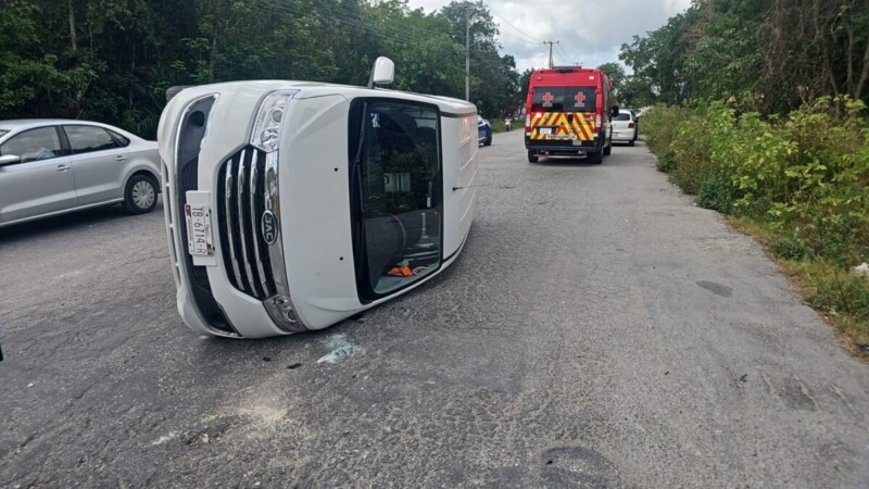 Aparatoso accidente en Cancún, auto volcado y un lesionado