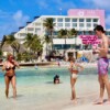 Turistas y locales disfrutan de Playa Norte, una de las mejores playas de México