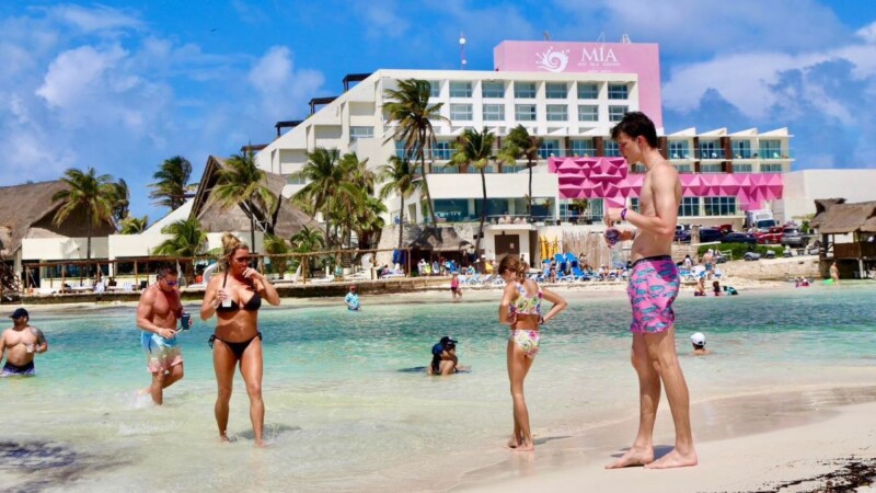 Turistas y locales disfrutan de Playa Norte, una de las mejores playas de México