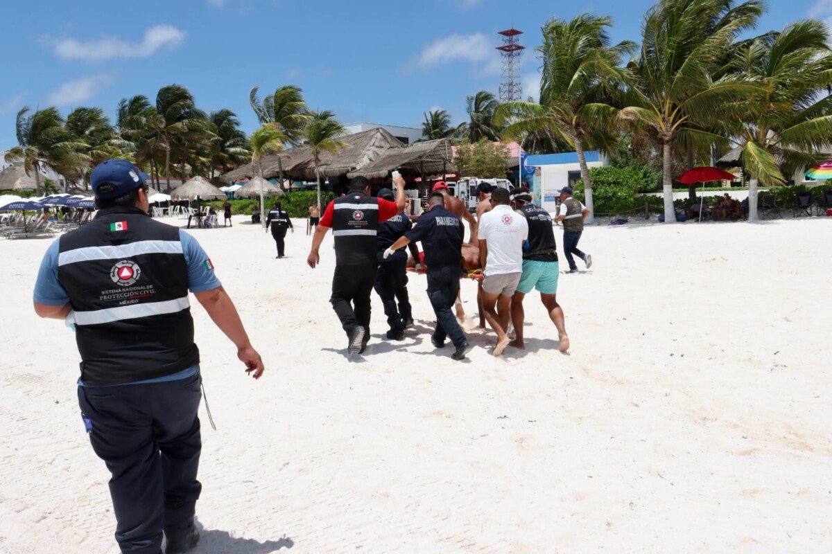 Puerto Morelos participa en el Primer Simulacro Nacional con rescate acuático en Playa Sol; con la participación coordinada de Protección Civil, guardavidas y ambulancia, el municipio fortalece su capacidad de respuesta ante emergencias en zonas de playa.