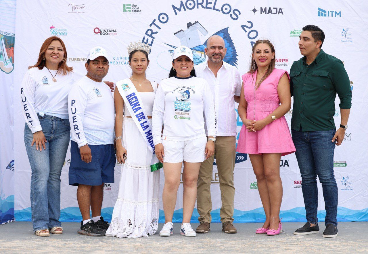 44 embarcaciones zarparon desde el muelle de pescadores en esta justa deportiva, además de disfrutar de torneos de futbol playero, nado en relevos y el tradicional palo encebado.