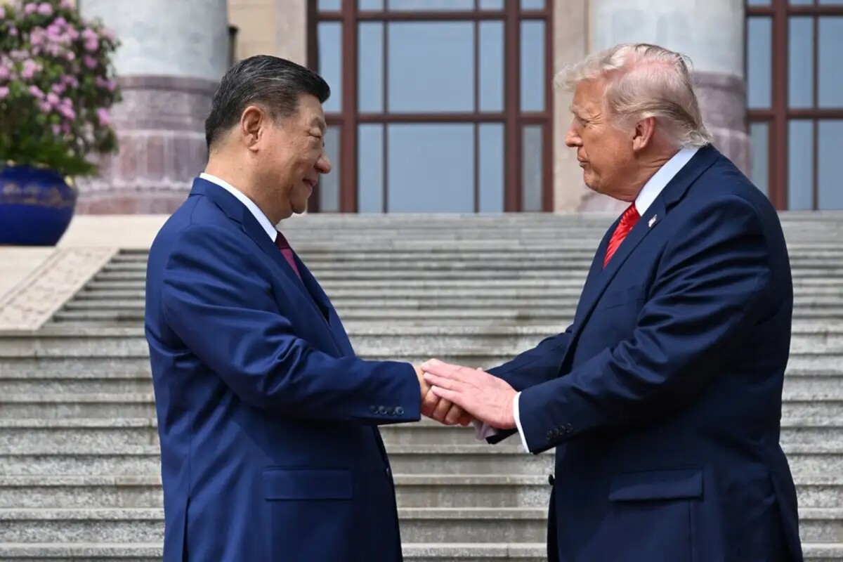 El presidente de Estados Unidos, Donald Trump (derecha), y el de China, Xi Jinping, en un apretón de manos frente al Templo del Cielo, este 14 de mayo de 2026, en Beijing. 