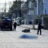 Familiar de policía muere atropellado por camión en acceso a zona hotelera de Cancún