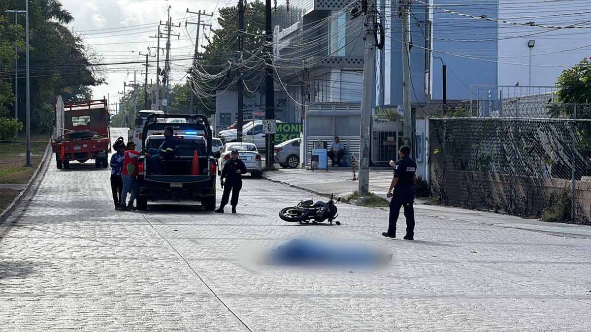 Familiar de policía muere atropellado por camión en acceso a zona hotelera de Cancún