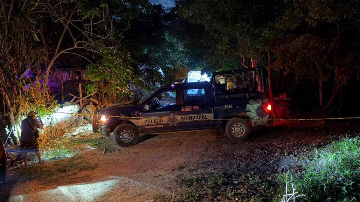 Acribillan a sujeto a bordo de un taxi en colonia irregular de Cancún