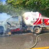 Incendio consume pipa de gas y genera cierre de libramiento en autopista Cancún-Mérida