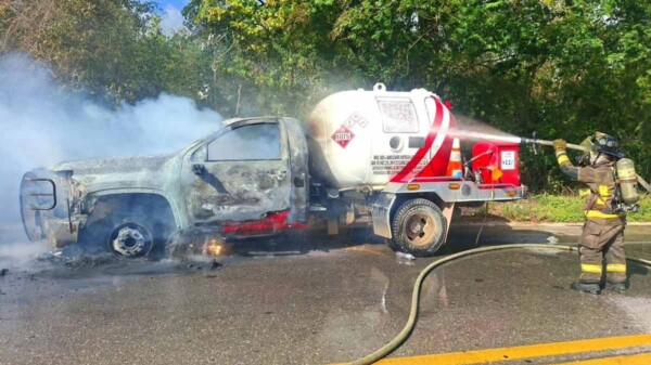 Incendio consume pipa de gas y genera cierre de libramiento en autopista Cancún-Mérida