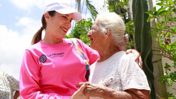 Atenea consiente a las mamás de la Zona Continental de Isla Mujeres