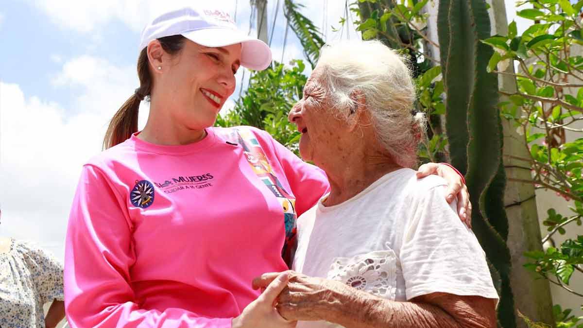 Atenea consiente a las mamás de la Zona Continental de Isla Mujeres
