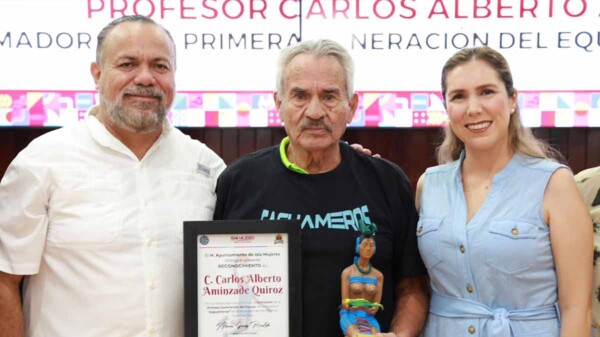Gobierno de Isla Mujeres rinde homenaje al primer entrenador de los Caguameros