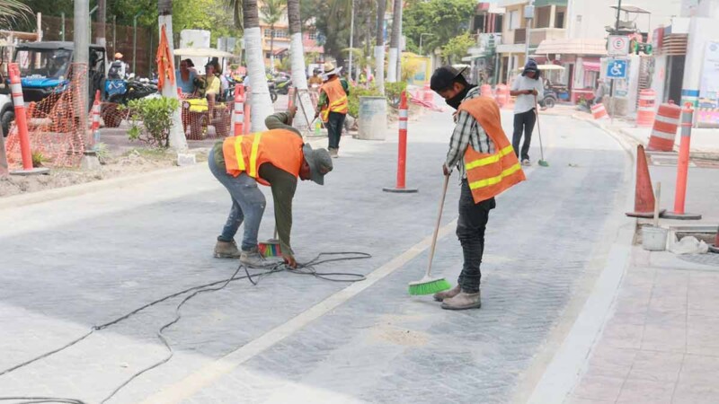 Avanzan trabajos de rehabilitación integral en la avenida Rueda Medina para fortalecer la movilidad y la imagen urbana de Isla Mujeres