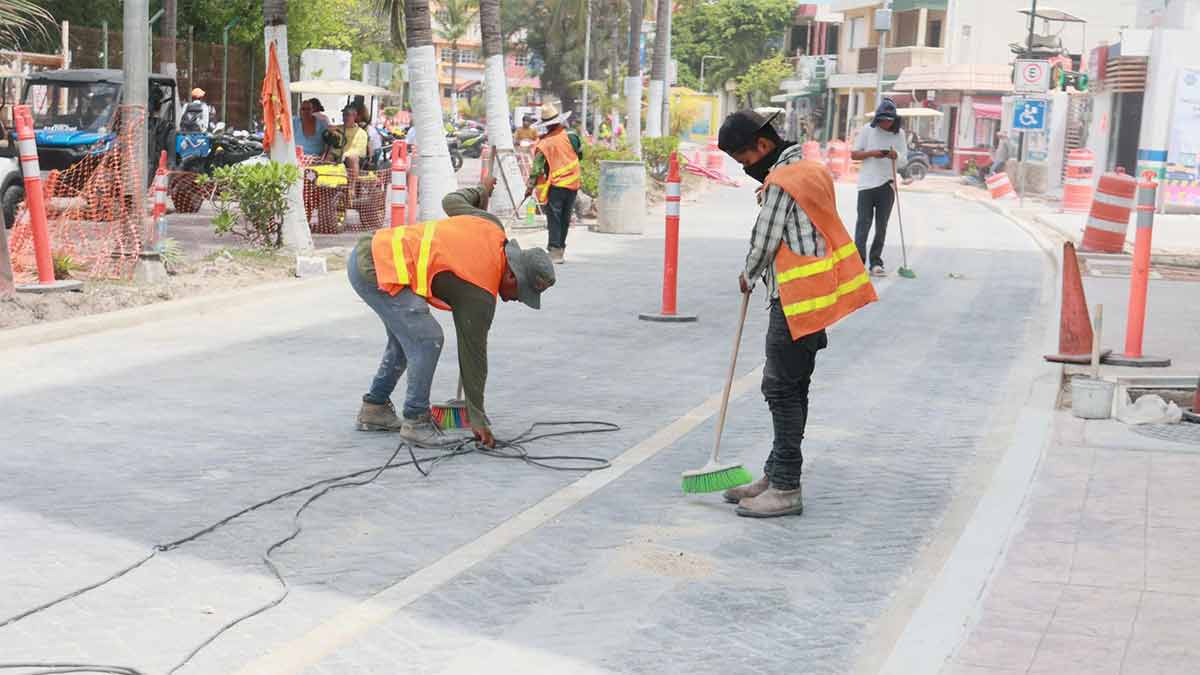 Avanzan trabajos de rehabilitación integral en la avenida Rueda Medina para fortalecer la movilidad y la imagen urbana de Isla Mujeres