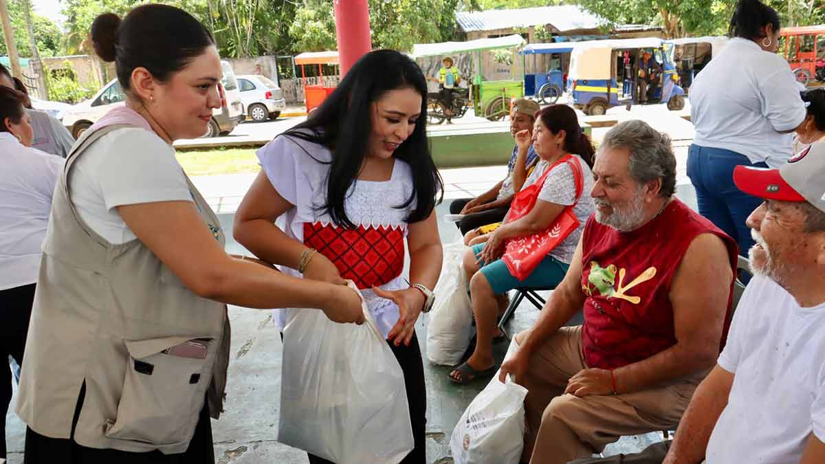 Entrega Blanca Merari apoyos alimentarios a familias de Leona Vicario