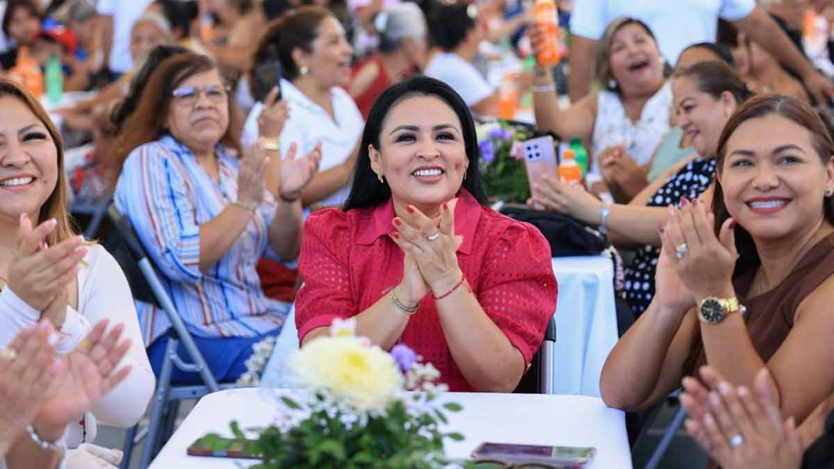 Festeja Blanca Merari a mamás de Puerto Morelos y Leona Vicario