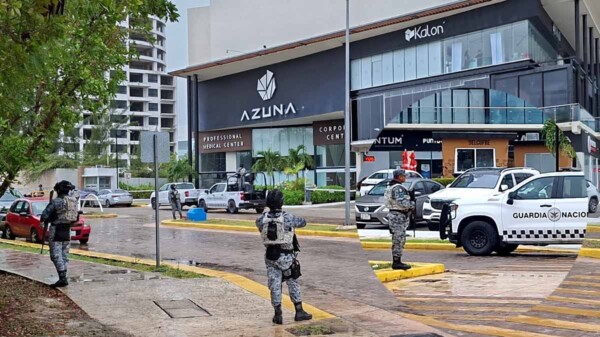 Autoridades despliegan aparatoso despliegue por cateo de plaza en Cancún