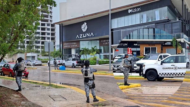 Autoridades despliegan aparatoso despliegue por cateo de plaza en Cancún