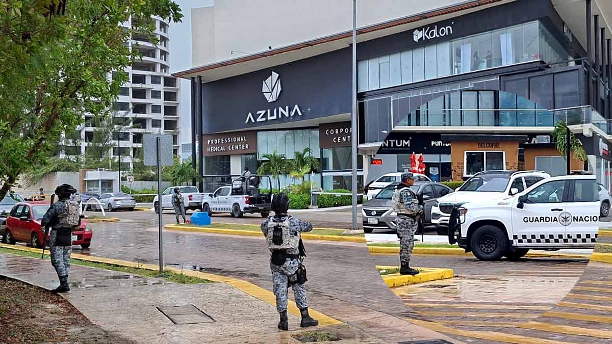 Autoridades despliegan aparatoso despliegue por cateo de plaza en Cancún