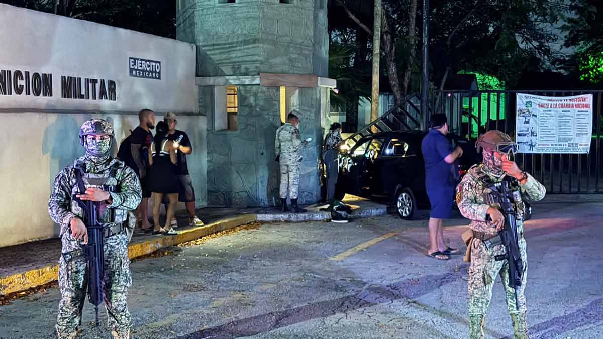 Sujeto choca contra reja de la guarnición militar en Cancún