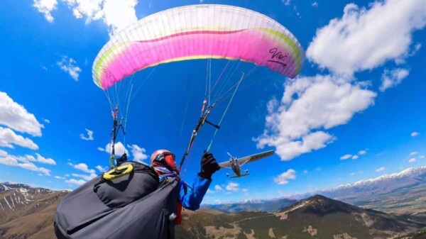 Video capta brutal choque entre avioneta y parapente en pleno vuelo