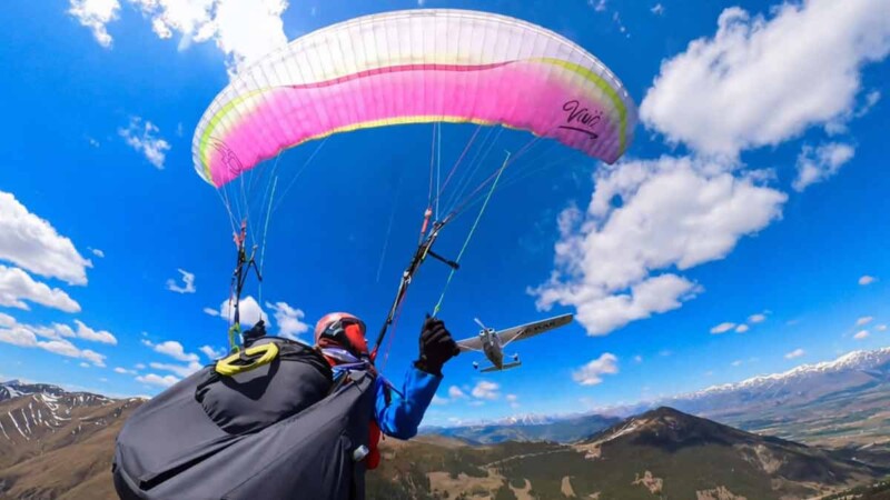 Video capta brutal choque entre avioneta y parapente en pleno vuelo