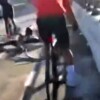 Grupo de ciclistas protagonizan caída colectiva en el Puente Nichupté de Cancún