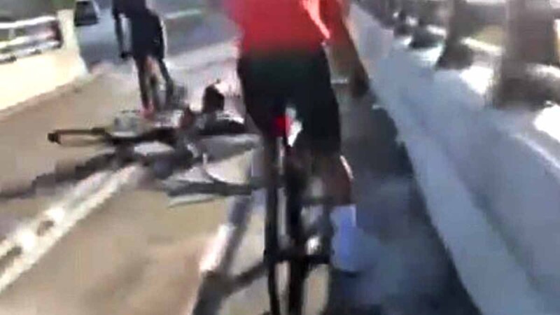 Grupo de ciclistas protagonizan caída colectiva en el Puente Nichupté de Cancún