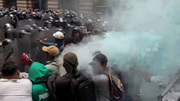 CNTE marcha en CDMX y se enfrenta con policías a días del Mundial