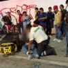 Chocan de frente par de motonetos en Cancún y terminan hospitalizados