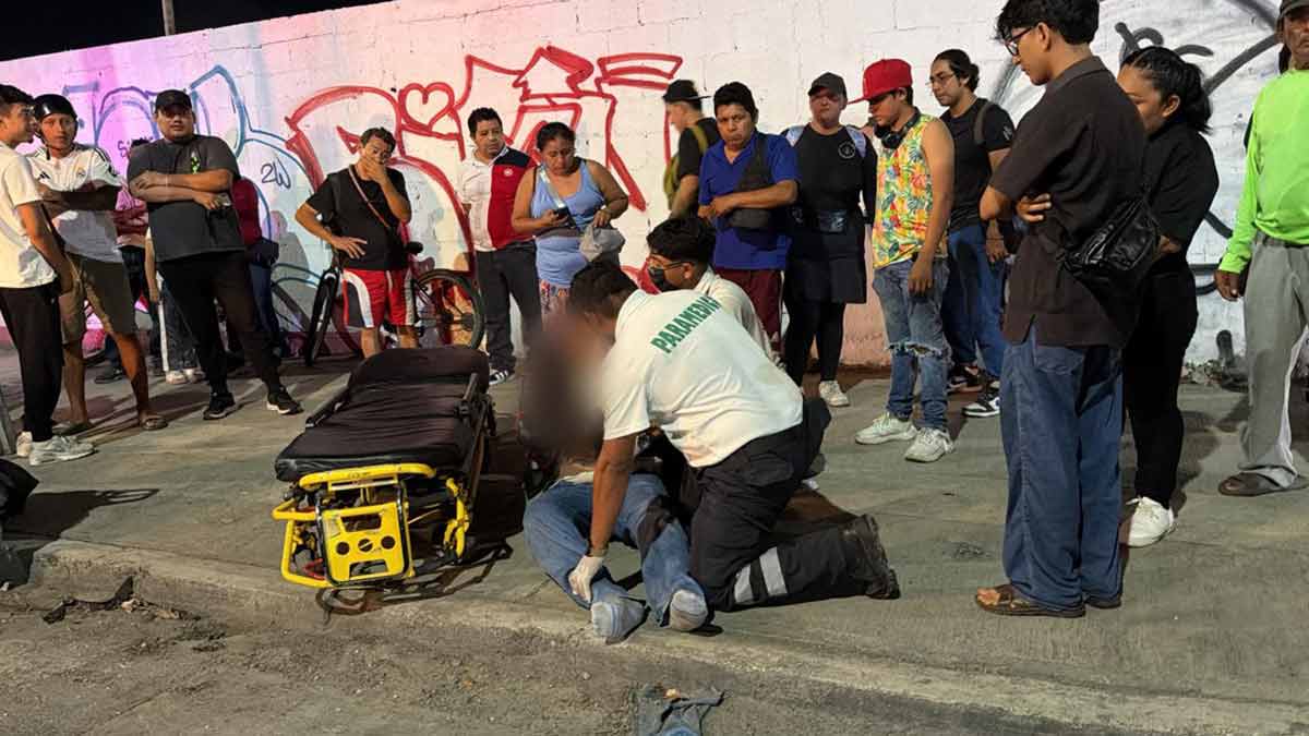 Chocan de frente par de motonetos en Cancún y terminan hospitalizados