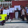 Alumnos denuncian a director de la EST 25 por ordenar retiro de altar a compañero fallecido