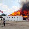 Fuego consume palapa en parador turístico de Halachó y paraliza tramo carretero