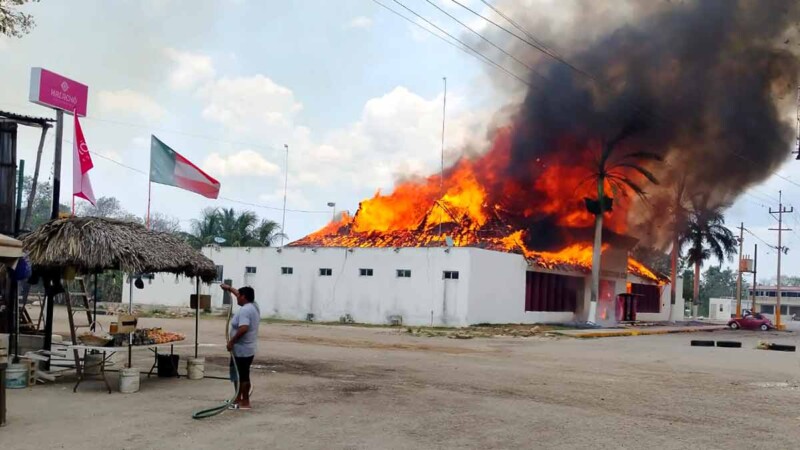Fuego consume palapa en parador turístico de Halachó y paraliza tramo carretero