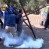 Comuneros purépechas asaltan casa Michoacán en protesta por inseguridad