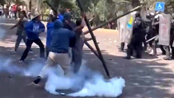 Comuneros purépechas asaltan casa Michoacán en protesta por inseguridad