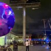 Indigente roba en una gasolinera de Cancún y huye subiendo a un anuncio espectacular