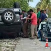 Volcadura de camioneta moviliza a autoridades en zona hotelera de Cancún