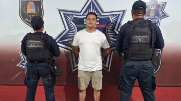 Detienen a conductor en Cancún en una camioneta con reporte de robo