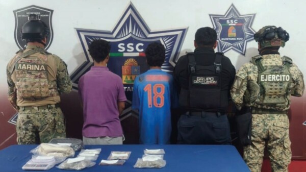 Aseguran presuntas drogas y detienen a dos adolescentes en Villas Otoch en Cancún