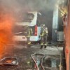 Incendio destruye varias unidades de transporte en encierro de autobuses de Cancún