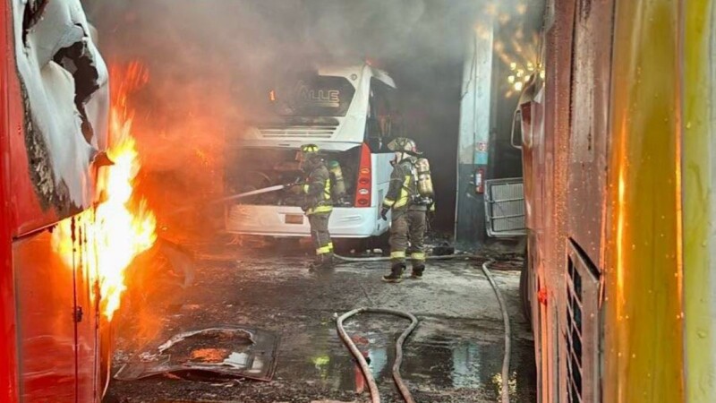 Incendio destruye varias unidades de transporte en encierro de autobuses de Cancún