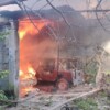 Consume el fuego dos vehículos abandonados en predio de Mulchechén, Kanasín