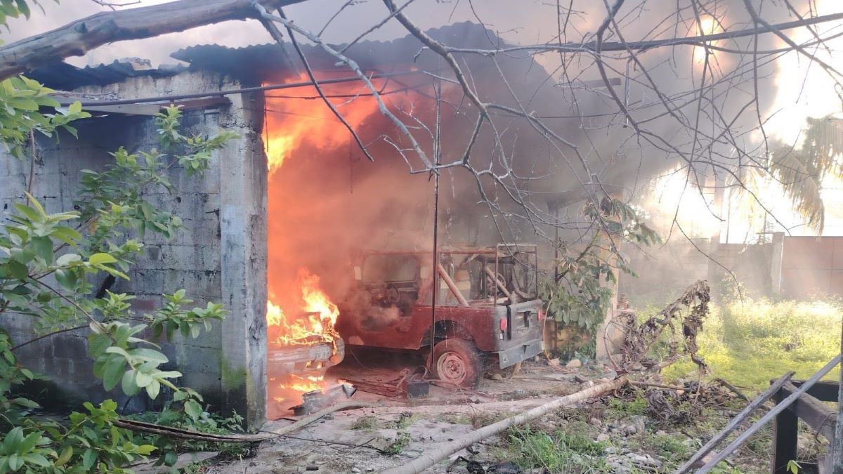 Consume el fuego dos vehículos abandonados en predio de Mulchechén, Kanasín