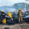 Incendio consume al menos 15 vehículos en lote de autos de la colonia Leandro Valle, en Mérida
