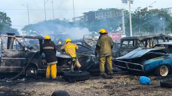 Incendio consume al menos 15 vehículos en lote de autos de la colonia Leandro Valle, en Mérida