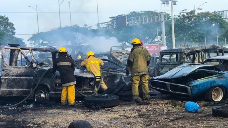 Incendio consume al menos 15 vehículos en lote de autos de la colonia Leandro Valle, en Mérida