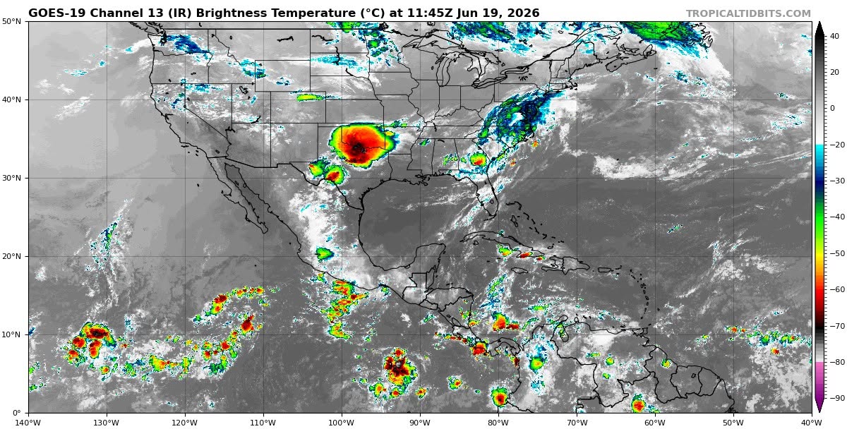 Clima para hoy: Ambiente cálido a caluroso. Intervalos de chubascos en Campeche; y lluvias aisladas en zonas de Yucatán y Quintana Roo.