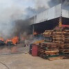 Incendio en almacén de materiales y aceites moviliza a cuerpos de emergencia en la zona de Tres Reyes