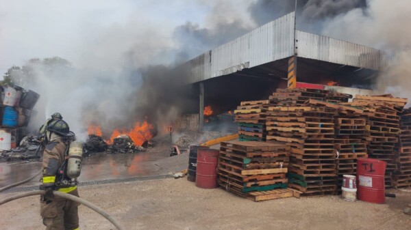 Incendio en almacén de materiales y aceites moviliza a cuerpos de emergencia en la zona de Tres Reyes